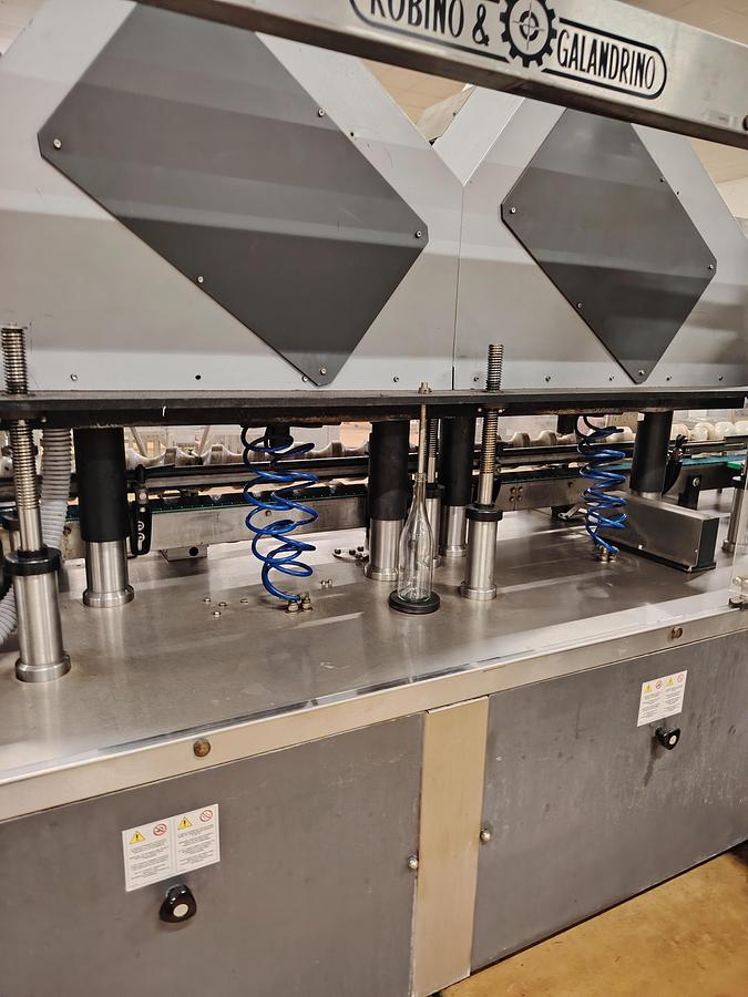 D'occasion Capsuleuse automatique rotative ROBINO & GALANDRINO POKER 2Z 24/30