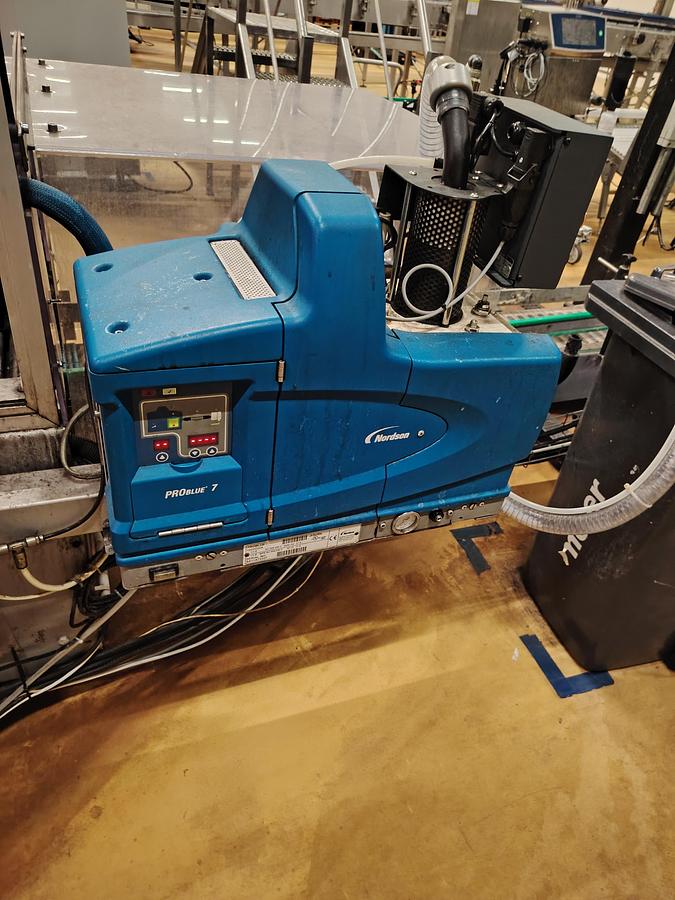 D'occasion Fermeuse automatique CERMEX (intégrée avec un système de collage Nordson ProBlue 7)