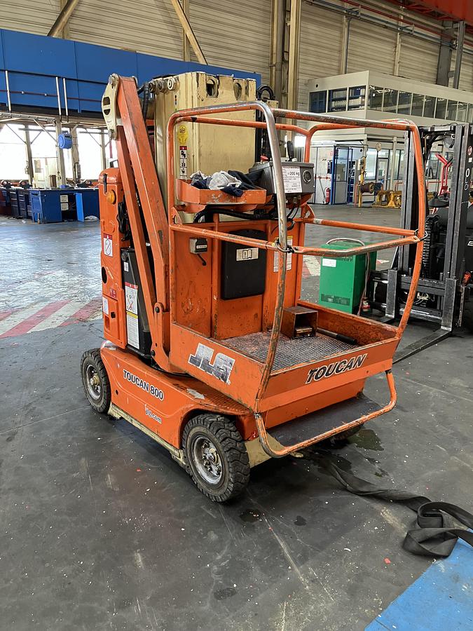 Used 600 A Vertical Mast Lift