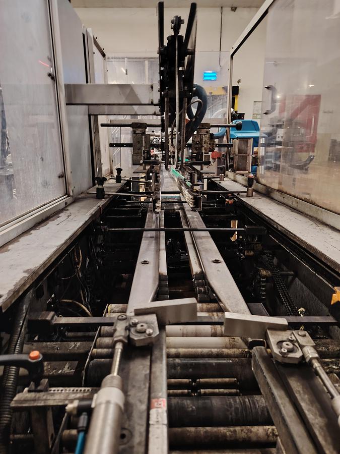 D'occasion Fermeuse automatique CERMEX (intégrée avec un système de collage Nordson ProBlue 7)