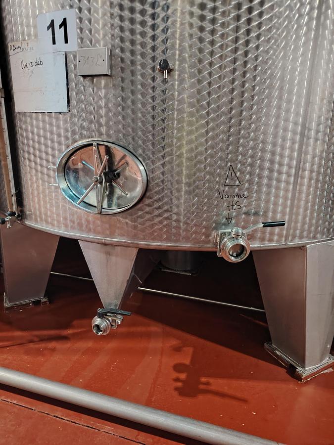 D'occasion Cuve inox 310 HL – Cylindrique sur pieds – Finition gaufrée