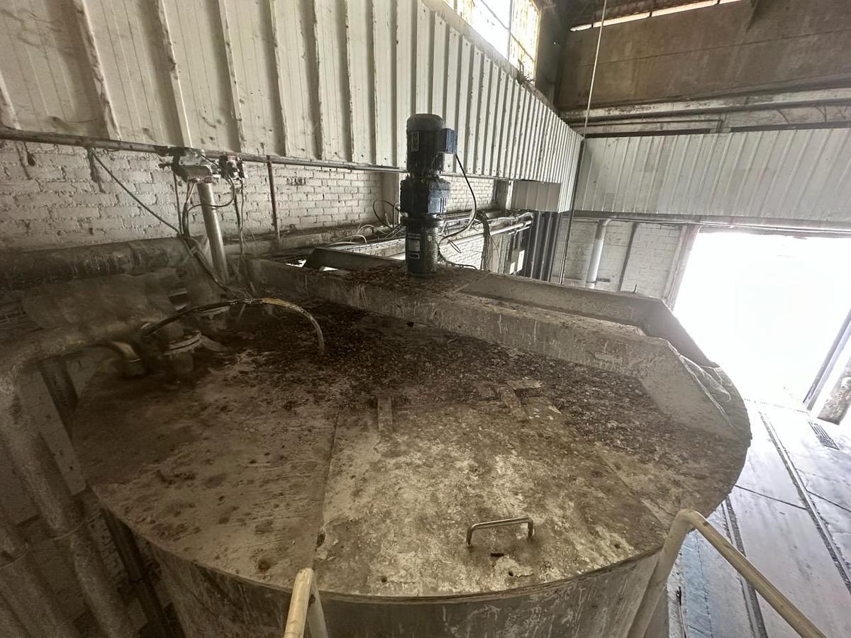 Used Cuves verticales INOX 35 m³ avec platine de visite et piquages