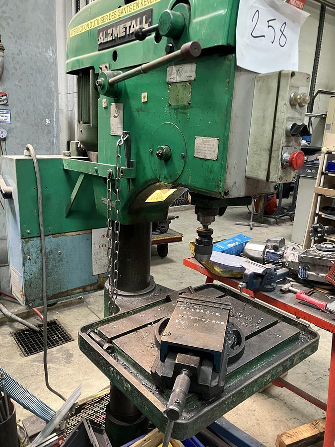 D'occasion Perceuse-fraiseuse à colonne (colonne ronde), semi-automatique