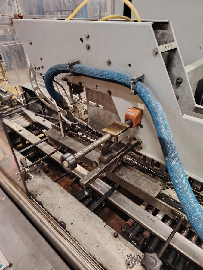 D'occasion Fermeuse automatique CERMEX (intégrée avec un système de collage Nordson ProBlue 7)