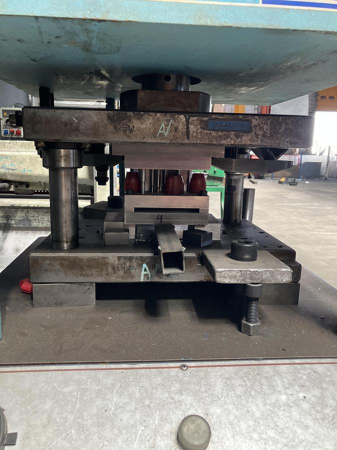 D'occasion Presse hydraulique de formage / d’emboutissage 15T