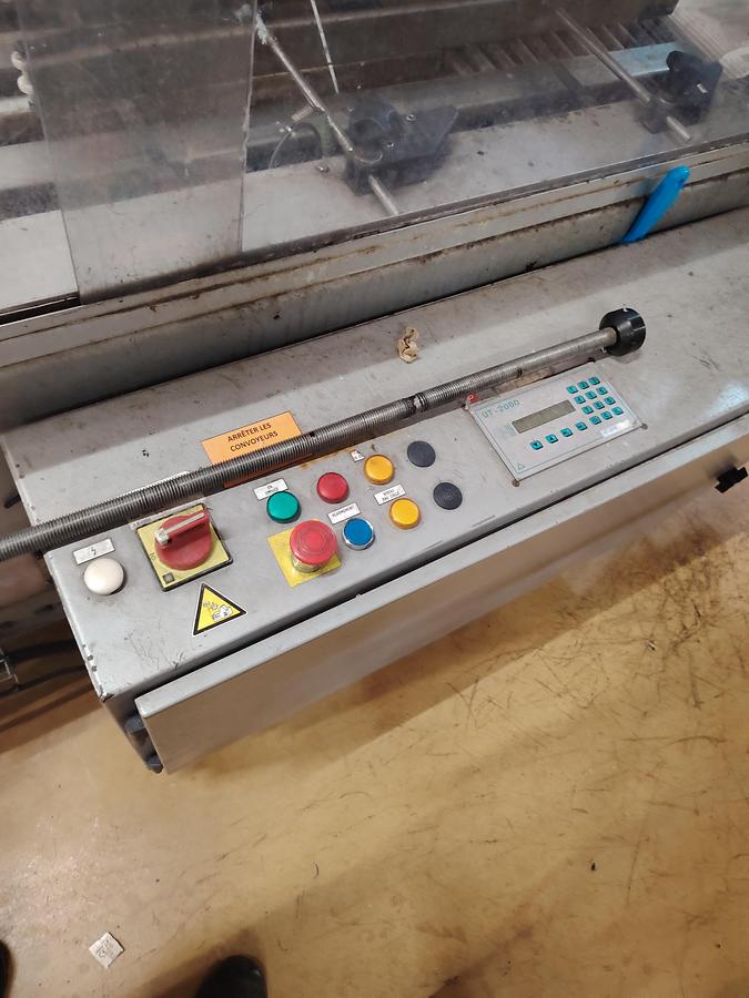 D'occasion Fermeuse automatique CERMEX (intégrée avec un système de collage Nordson ProBlue 7)