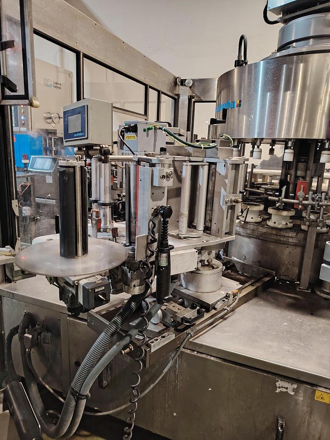 D'occasion Étiqueteuse automatique rotative Auxiemba SERVOTECH ROB 20-II-DR