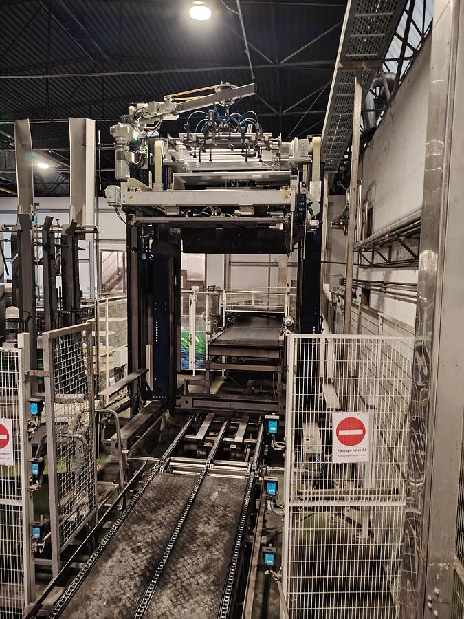 D'occasion Fermeuse automatique CERMEX (intégrée avec un système de collage Nordson ProBlue 7)