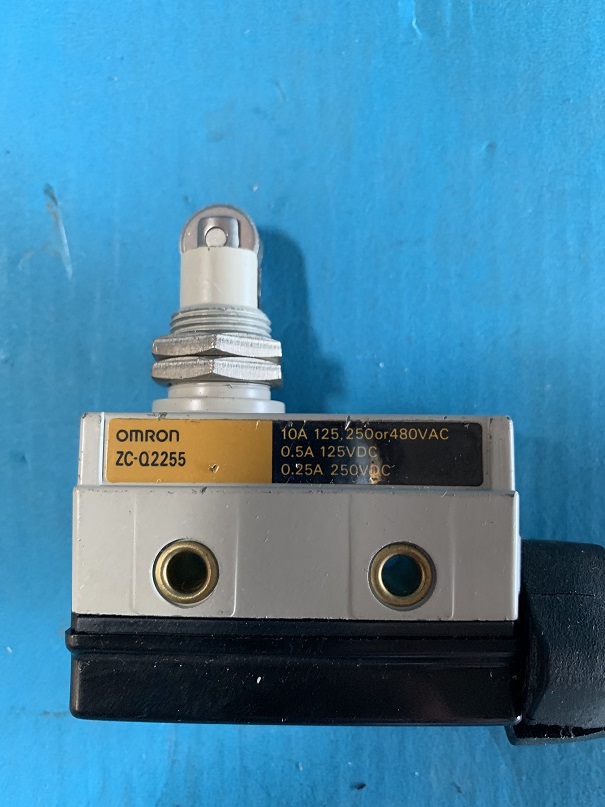 Used Omron Enclosed Limit Switch, Panel Mount Roller Plunger ZC-Q2255