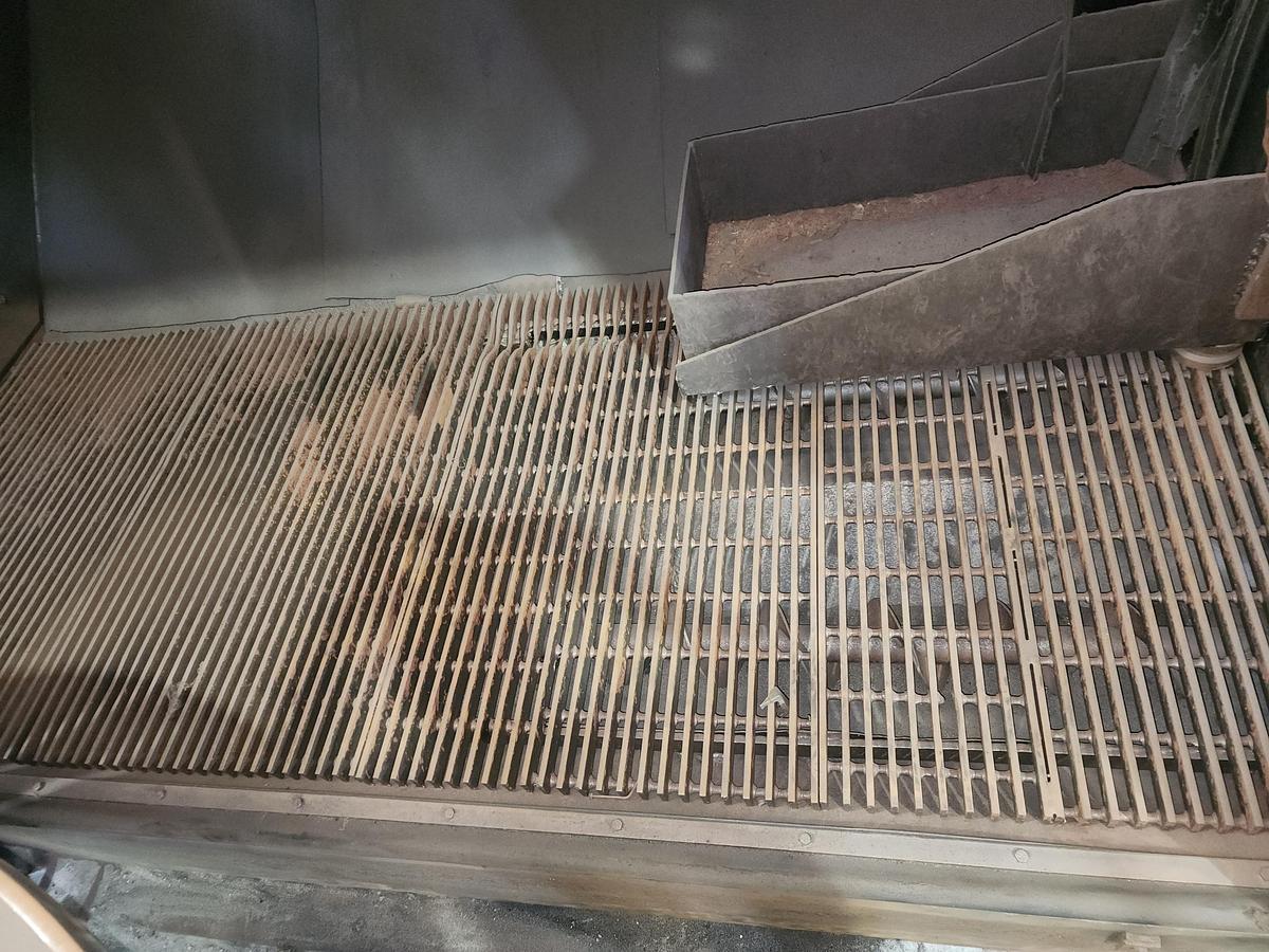 Good Wheelabrator 72" Swing Table