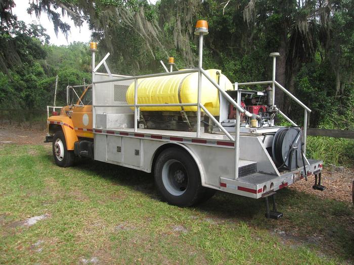 Used 1988 Ford F800 Spray Truck