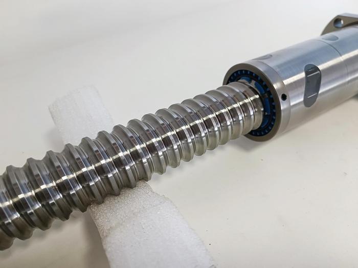 Geschliffener Präzisions Kugelgewindetrieb, D40 mm, 860 mm, Steinmeyer, neu