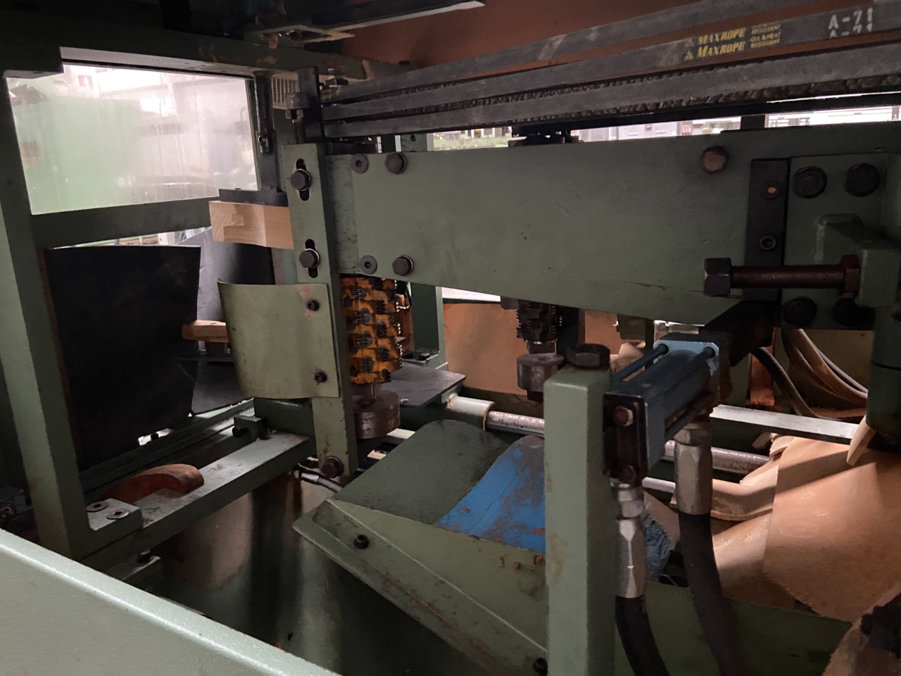 Usato Fresatrice idraulica, semiautomatica, a 2 teste, con caricatore