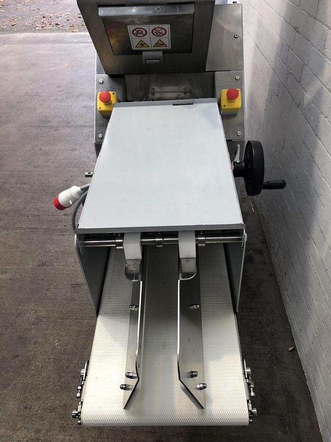 Used Artezen Calybra 1.0 Volumetric Dough Divider, 260-1050g