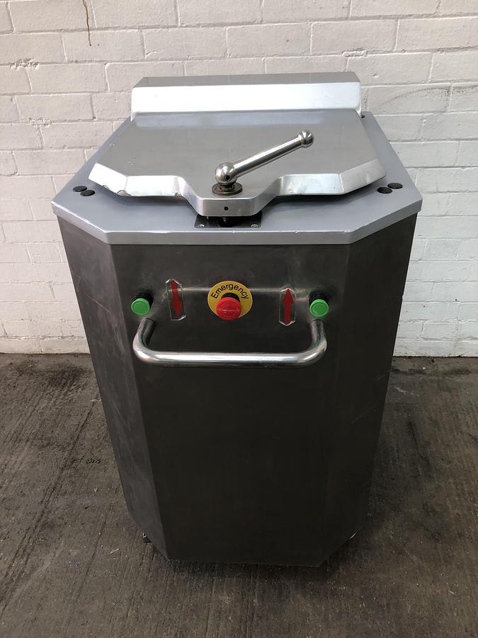Used Sinmag D20, 20 piece hydraulic divider