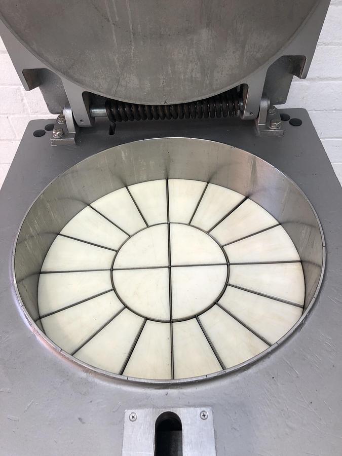 Used Sinmag D20, 20 piece hydraulic divider