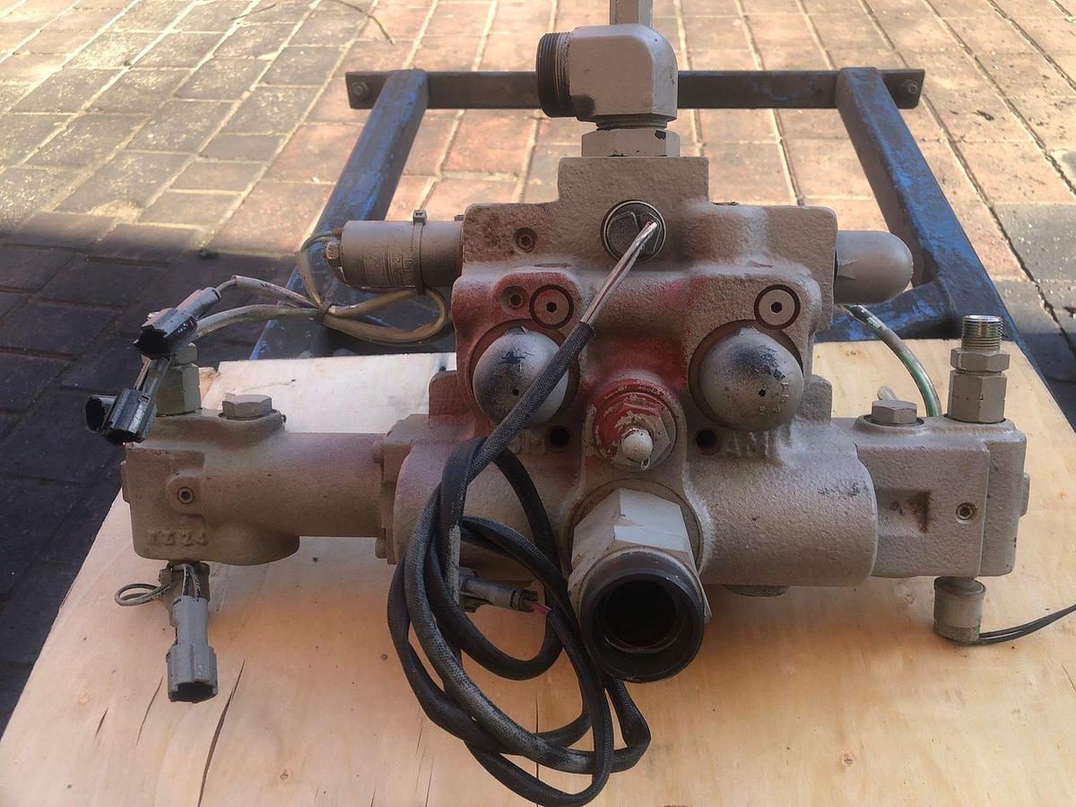 Used Tadano  ATF-80 Multi-way Control Valve
