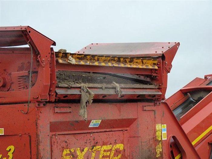 Used Extec S3 tracked screen with vibrating grid