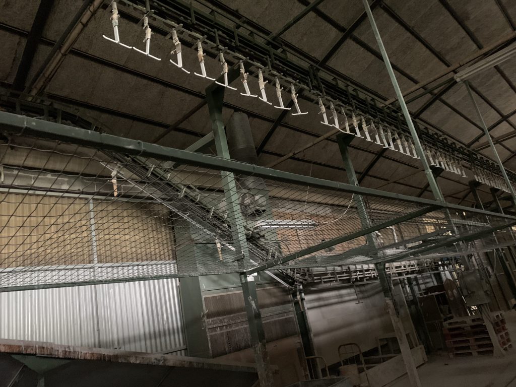 Usato Catena di verniciatura da 70 metri lineari, con sistema di frizione per un carico di molti prodotti in spazio ristretto (vedi video)