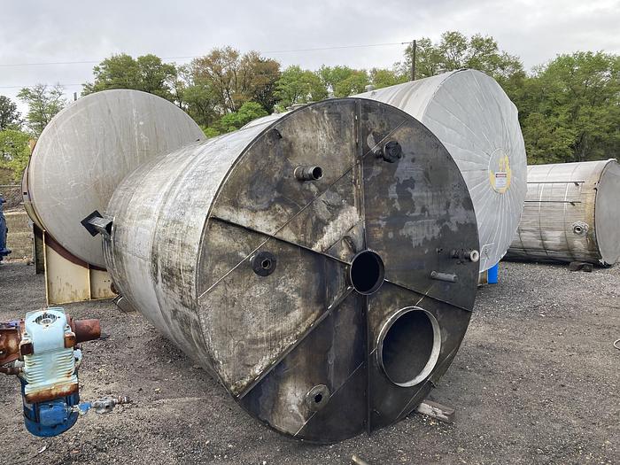 Used Used approximately 4500 gallon vertical stainless steel tank