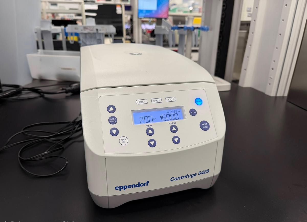 Used Eppendorf 5425 Microcentrifuge w/ FA-24x2 Rotor 15,060 RPM 120V – Used