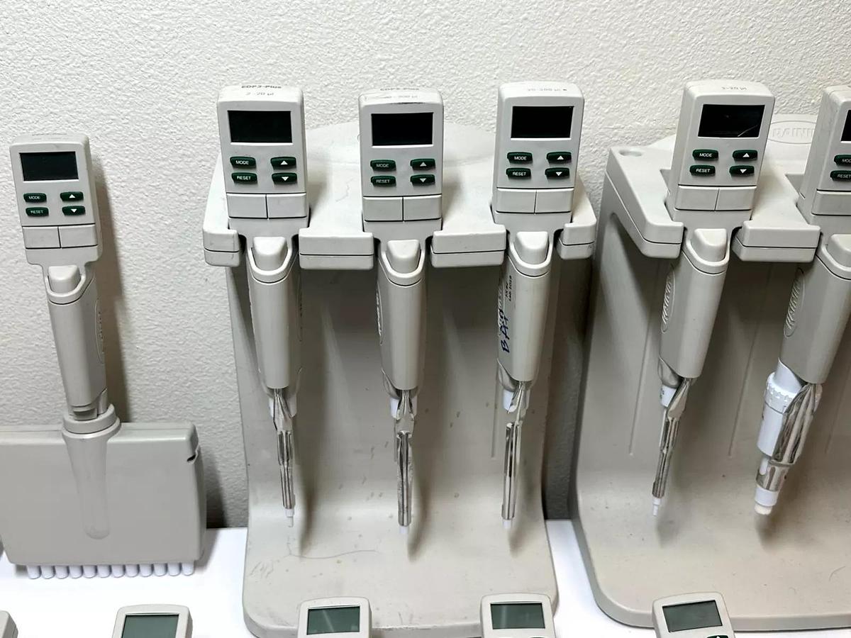Used Lot of 32 Rainin EDP3-Plus Electronic Single Channel Pipettes – 1-10 µL, 10-100 µL, 100-1000 µL – With Charging Stand – As-Is