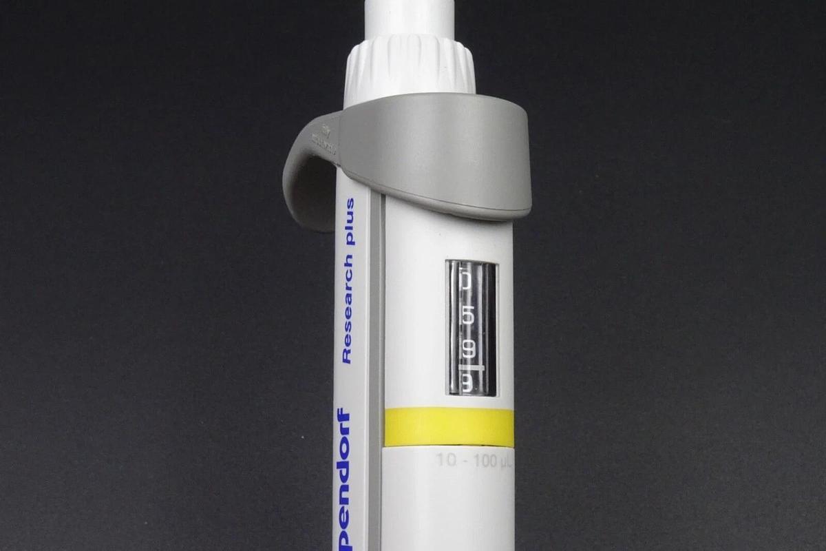 Used Eppendorf Research Plus 100 | 10-100uL | 8-MultiChannel Manual Pipette