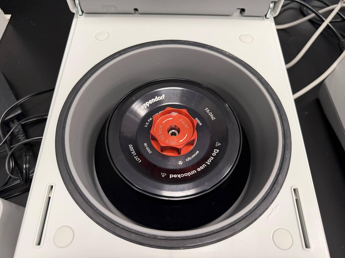 Used Eppendorf 5425 Microcentrifuge w/ FA-24x2 Rotor 15,060 RPM 120V – Used