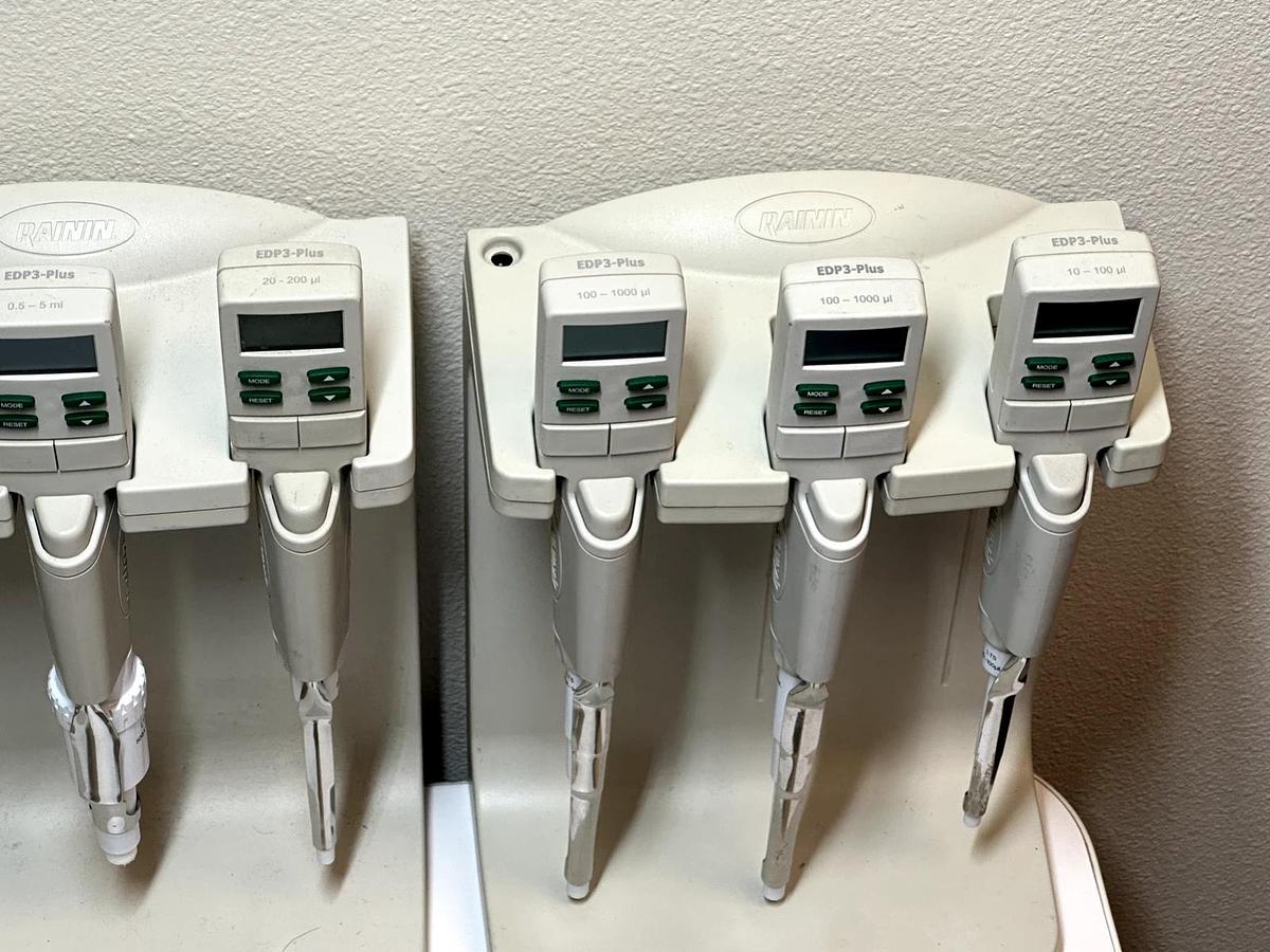 Used Lot of 32 Rainin EDP3-Plus Electronic Single Channel Pipettes – 1-10 µL, 10-100 µL, 100-1000 µL – With Charging Stand – As-Is
