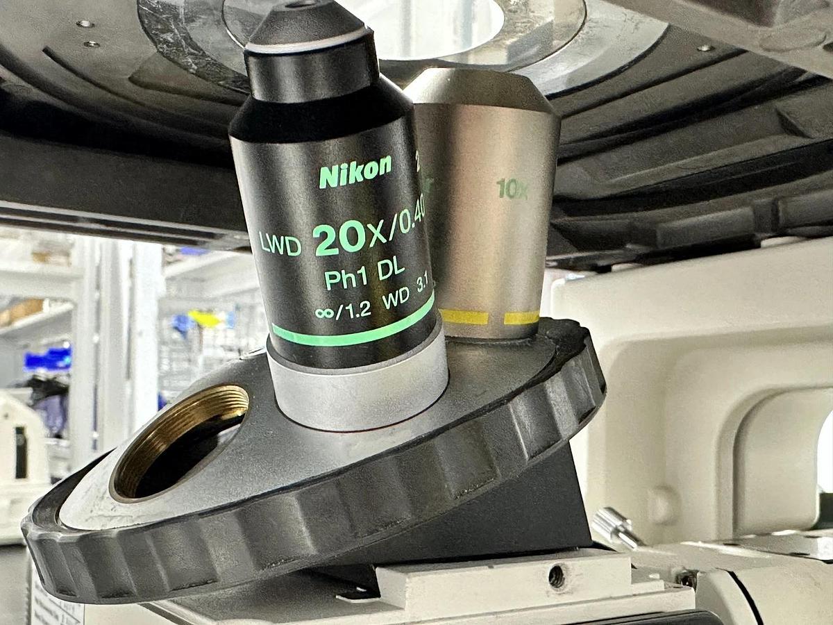 Used Nikon Eclipse TE300 scope with Nikon Light engine and Objectives: 4x, 10x , 20x