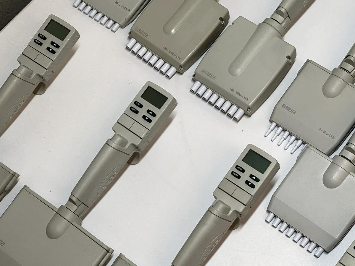 Used Lot of 32 Rainin EDP3-Plus Electronic Single Channel Pipettes – 1-10 µL, 10-100 µL, 100-1000 µL – With Charging Stand – As-Is