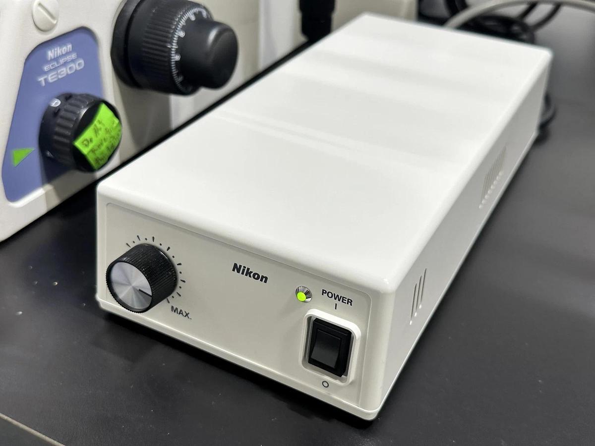 Used Nikon Eclipse TE300 scope with Nikon Light engine and Objectives: 4x, 10x , 20x