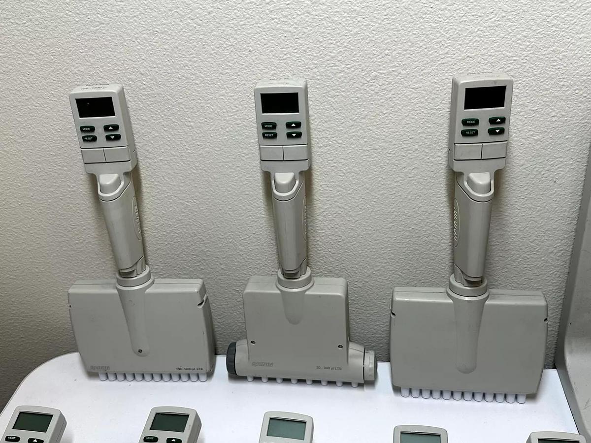 Used Lot of 32 Rainin EDP3-Plus Electronic Single Channel Pipettes – 1-10 µL, 10-100 µL, 100-1000 µL – With Charging Stand – As-Is