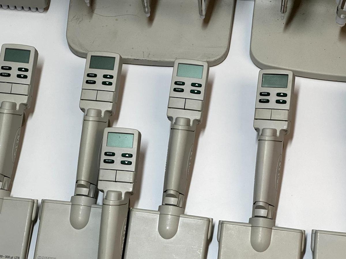 Used Lot of 32 Rainin EDP3-Plus Electronic Single Channel Pipettes – 1-10 µL, 10-100 µL, 100-1000 µL – With Charging Stand – As-Is