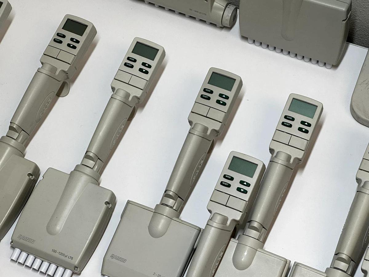 Used Lot of 32 Rainin EDP3-Plus Electronic Single Channel Pipettes – 1-10 µL, 10-100 µL, 100-1000 µL – With Charging Stand – As-Is