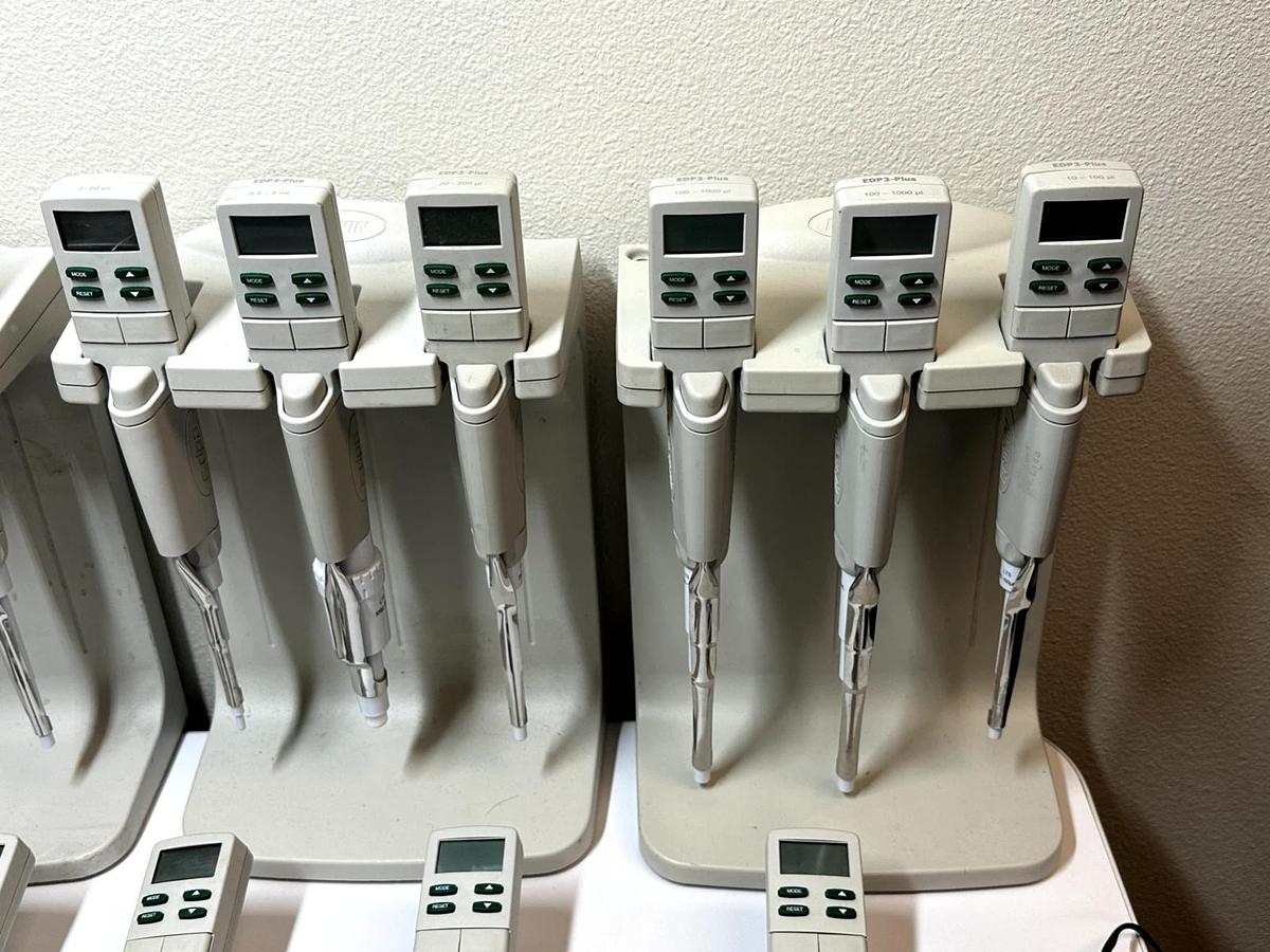 Used Lot of 32 Rainin EDP3-Plus Electronic Single Channel Pipettes – 1-10 µL, 10-100 µL, 100-1000 µL – With Charging Stand – As-Is
