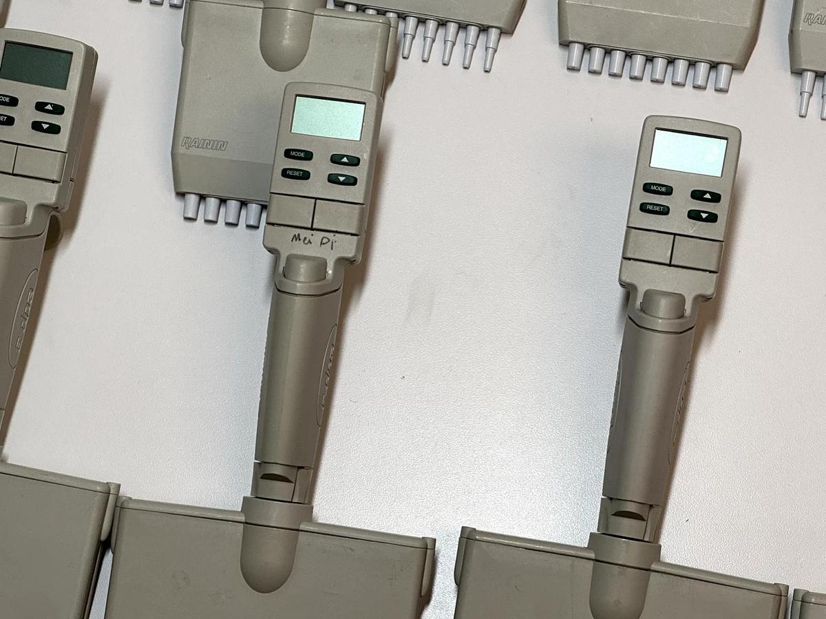 Used Lot of 32 Rainin EDP3-Plus Electronic Single Channel Pipettes – 1-10 µL, 10-100 µL, 100-1000 µL – With Charging Stand – As-Is
