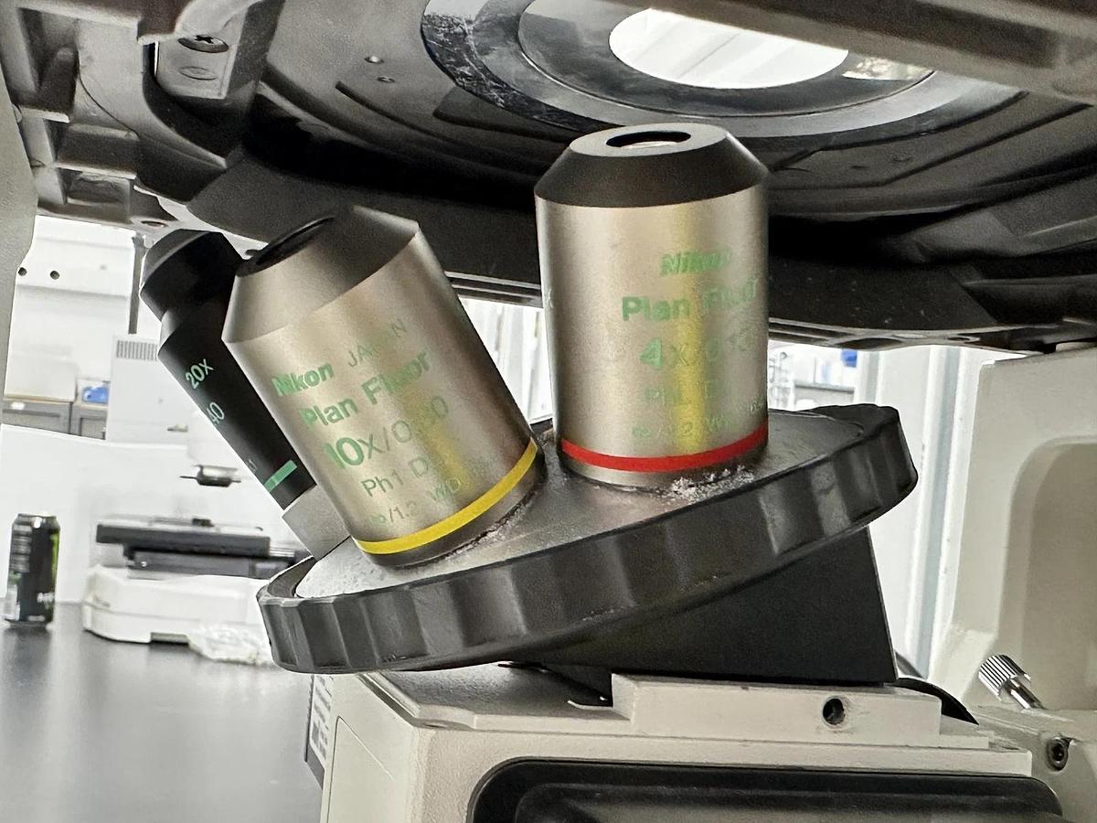 Used Nikon Eclipse TE300 scope with Nikon Light engine and Objectives: 4x, 10x , 20x