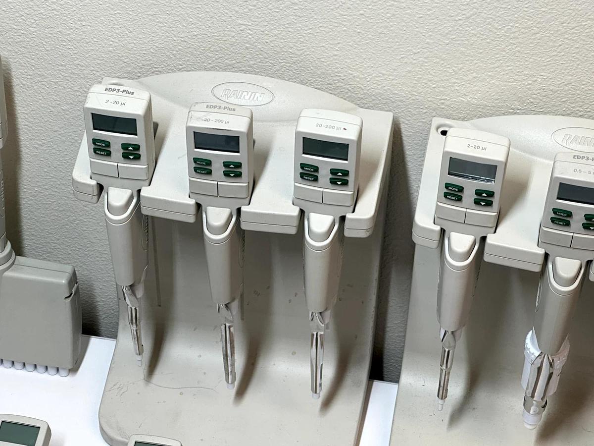 Used Lot of 32 Rainin EDP3-Plus Electronic Single Channel Pipettes – 1-10 µL, 10-100 µL, 100-1000 µL – With Charging Stand – As-Is