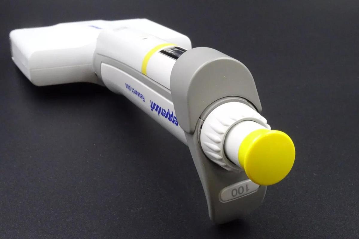 Used Eppendorf Research Plus 100 | 10-100uL | 8-MultiChannel Manual Pipette