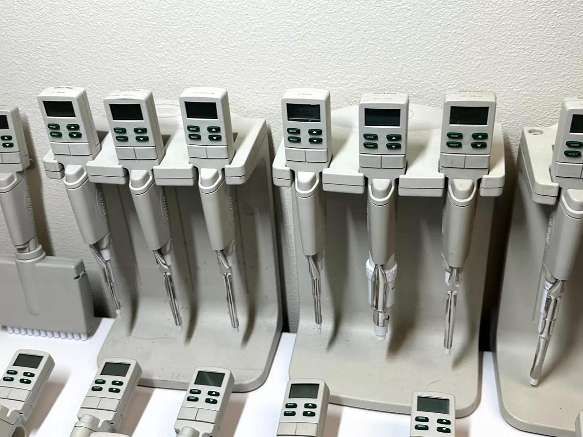Used Lot of 32 Rainin EDP3-Plus Electronic Single Channel Pipettes – 1-10 µL, 10-100 µL, 100-1000 µL – With Charging Stand – As-Is