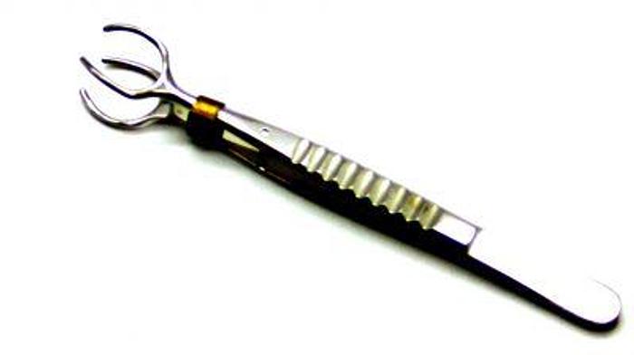 Used Ophthalmic Retractor Moorfields Globe Introducer with 20mm Wide Curved Jaws 110mm