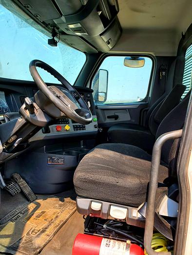 Used 2018 Freightliner Cascadia 126 Day Cab Truck