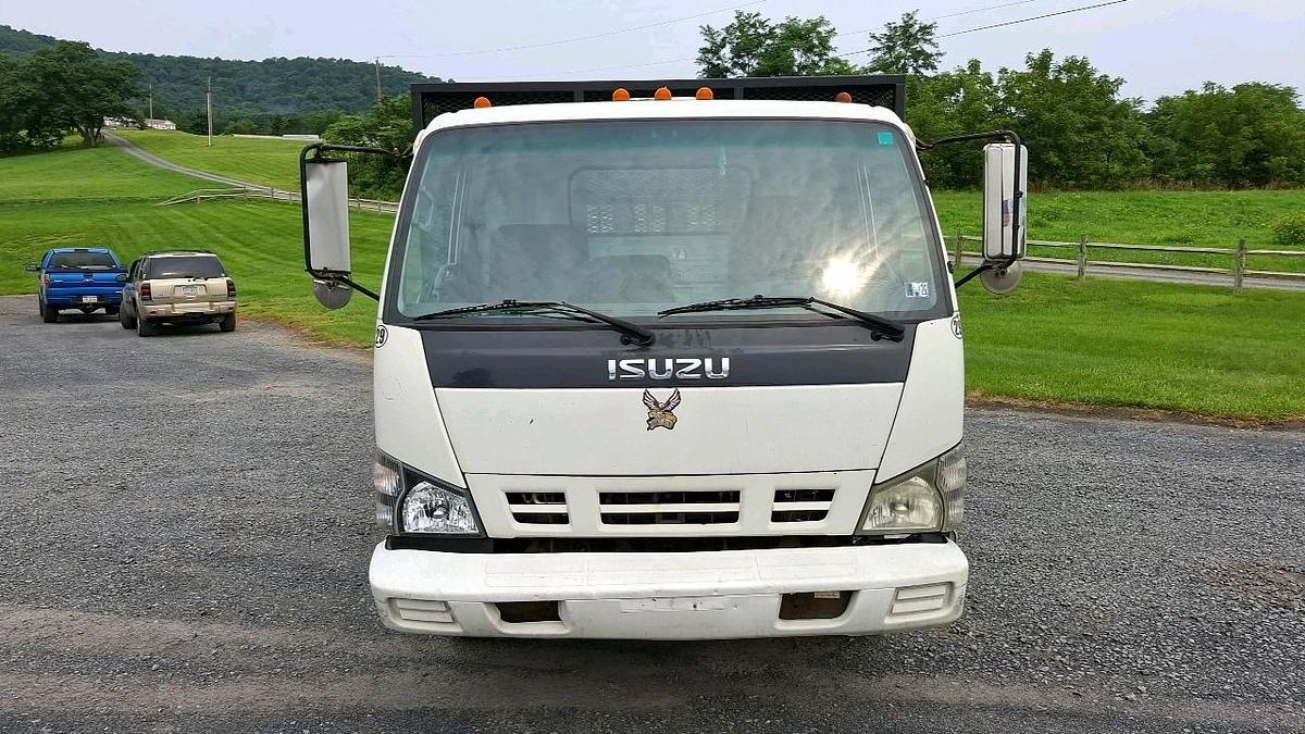 Used 2007 Isuzu Flatbed Truck