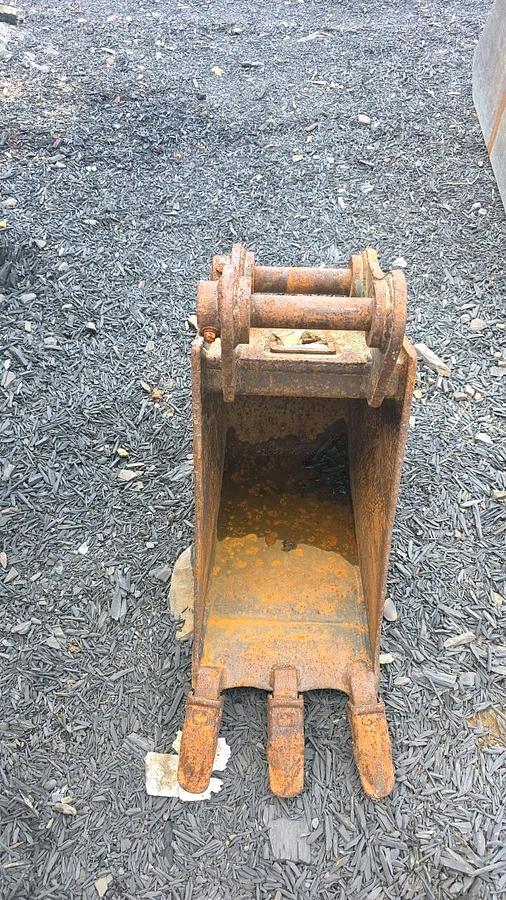 Used Edge 11" Excavator Bucket