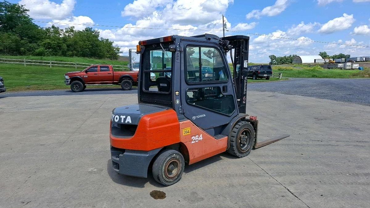 Used Toyota 8FDU30 Forklift