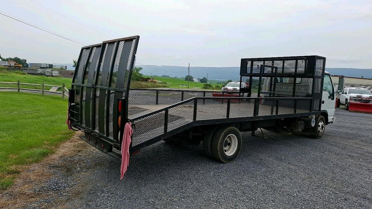 Used 2007 Isuzu Flatbed Truck