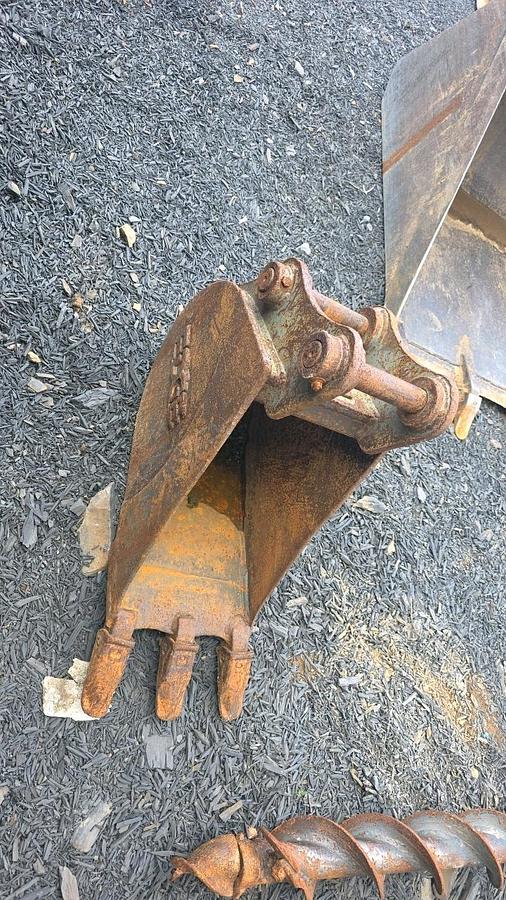 Used Edge 11" Excavator Bucket