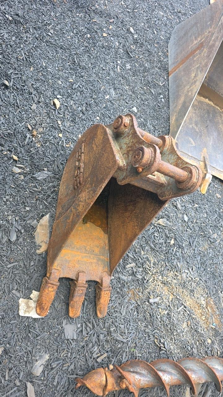 Used Edge 11" Excavator Bucket