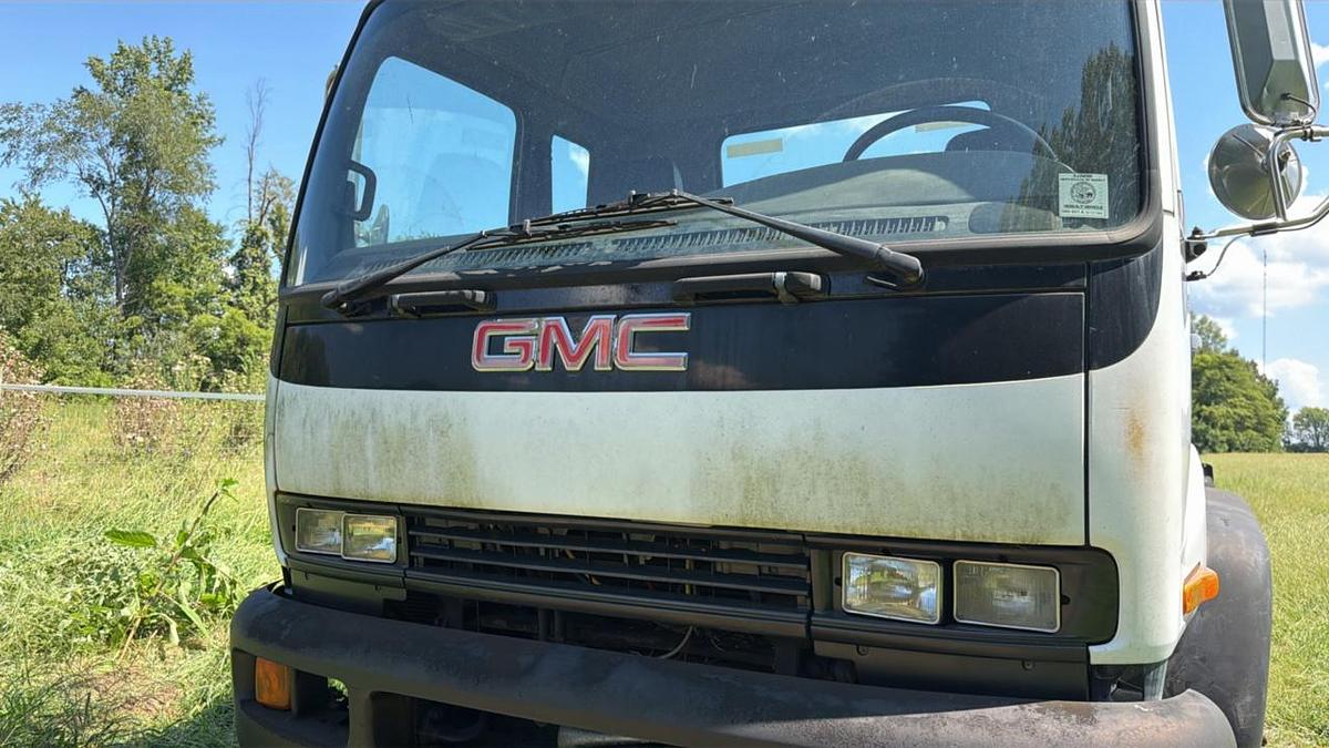 Used 2002 GMC T7500 Snub Nose Truck